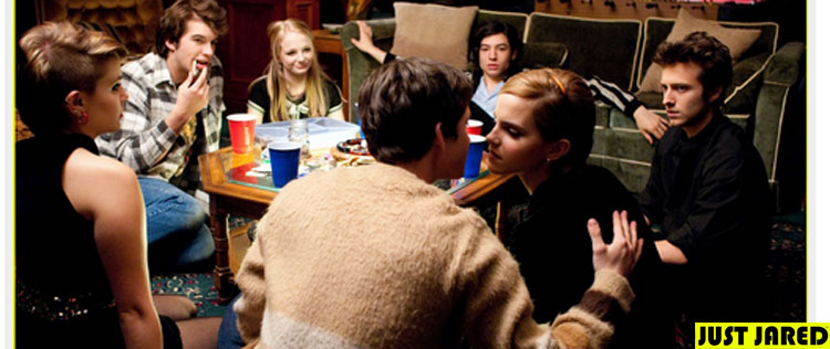 Emma Watson beija Logan Lerman em novo filme