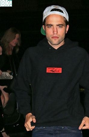 Robert Pattinson vai a boate acompanhado de mulher misteriosa