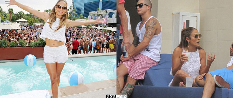 Jennifer Lopez exibe barriga sarada em Las Vegas