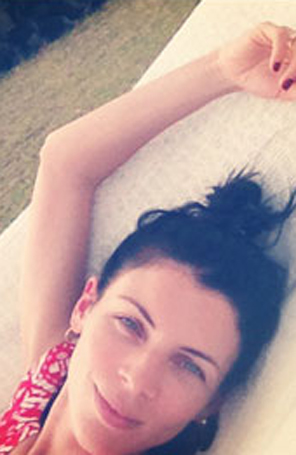 Esposa de diretor com quem Kristen Stewart teve <i>affair</i> posta foto no Havaí