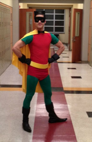 Darren Criss se veste de herói para <i>Glee</i>