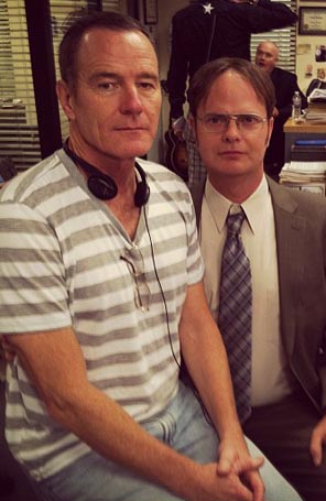 Bryan Cranston senta no colo de Dwight em <i>The Office</i>. Entenda!