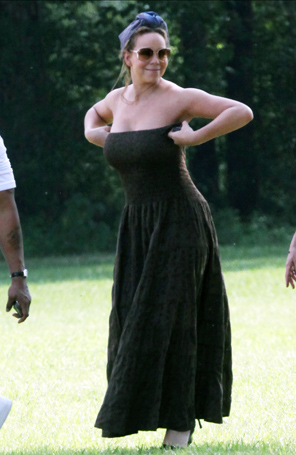 Mariah Carey segura o decote em <i>set</i> de filmagens