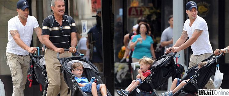 Ricky Martin passeia com os filhos e o pai em Nova York