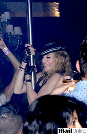 Madonna faz <I>pole dance</i> em balada
