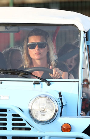 Kate Moss anda com carro azul turqueza em Saint Tropez