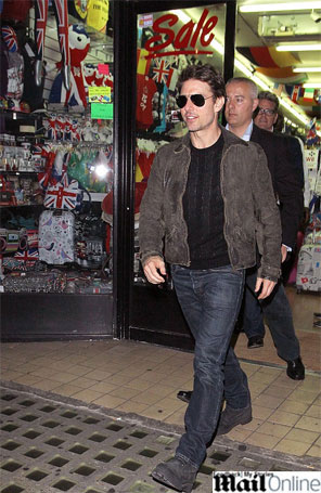 Tom Cruise assiste ao filho tocar como <i>DJ</i> ao lado dos amigos do jovem
