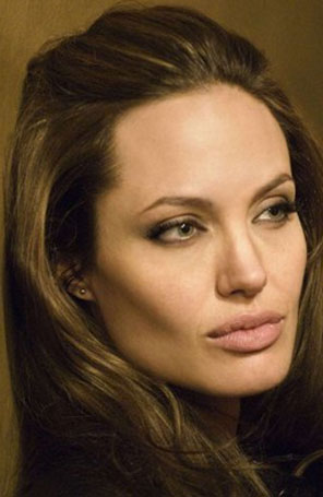 Angelina Jolie não encontra diretor para filmar longa sobre Cleópatra