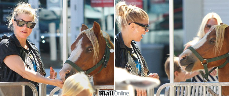 Inchada, Fergie visita zoológico e alimenta cavalos