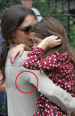 Katie Holmes é flagrada com a blusa rasgada