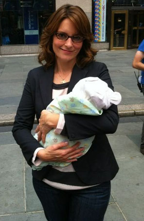 Tina Fey posa com bebê nos bastidores de <i>30 Rock</i>