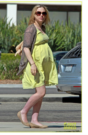 Anna Paquin mostra barrigão em vestido folgado