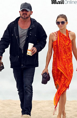 AnnaLynne McCord, de <i>90210</i>, usa canga para cobrir o corpo