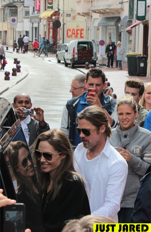 Angelina Jolie e Brad Pitt são aplaudidos ao saírem de <i>pizzaria</i>