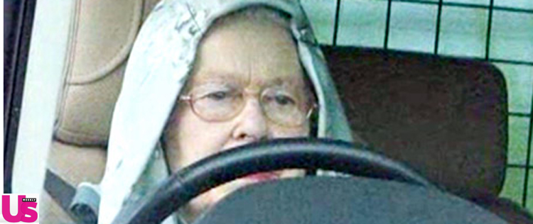 Rainha Elizabeth II usa capuz ao dirigir carro, veja a foto!