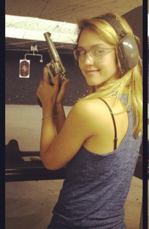 Jessica Alba posa com uma arma em mãos