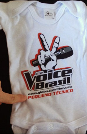 Filho de Claudia Leitte ganha roupinha com logo personalizado de <i>The Voice Brasil</i>