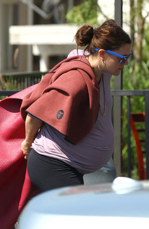 Grávida, Drew Barrymore sai correndo e tenta evitar cliques