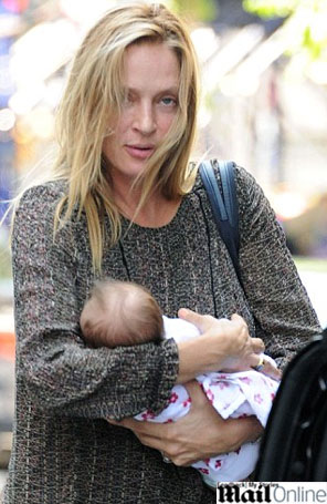 Sem maquiagem, Uma Thurman passeia com a filha de seis semanas