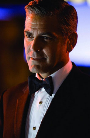 George Clooney presenteia namorada com anel