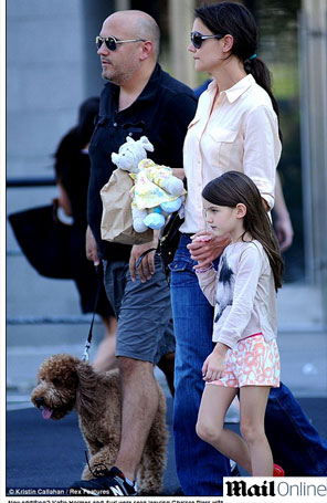 Katie Holmes passeia com a filha, Suri, e com um cachorro