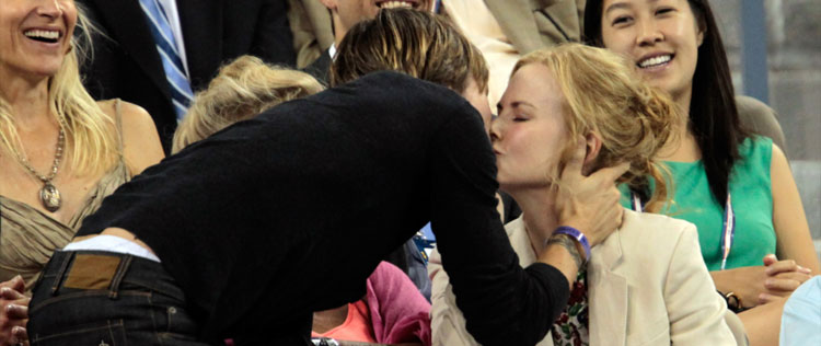 Nicole Kidman e Keith Urban trocam beijos em jogo de tênis