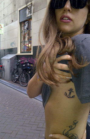 Lady Gaga revela nova tatuagem. Confira!