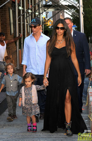 Mais magro, Matthew McConaughey passeia com a família