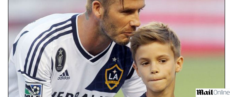Filho de David Beckham comemora aniversário entrando em campo com o pai