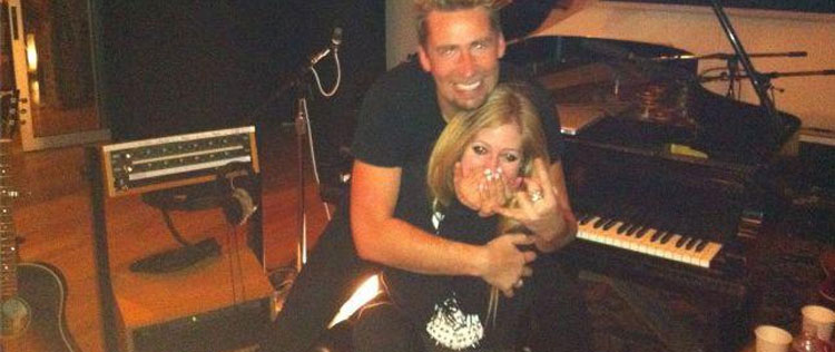 Noivo de Avril Lavigne sentiu vergonha de contar a novidade para a mãe