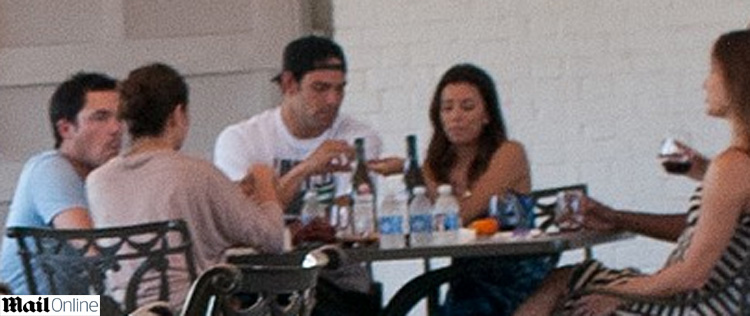Eva Longoria flagrada com jogador