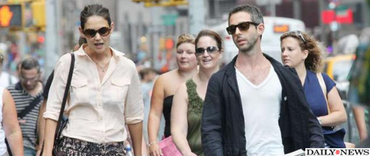 Katie Holmes é flagrada na companhia de um ator inglês