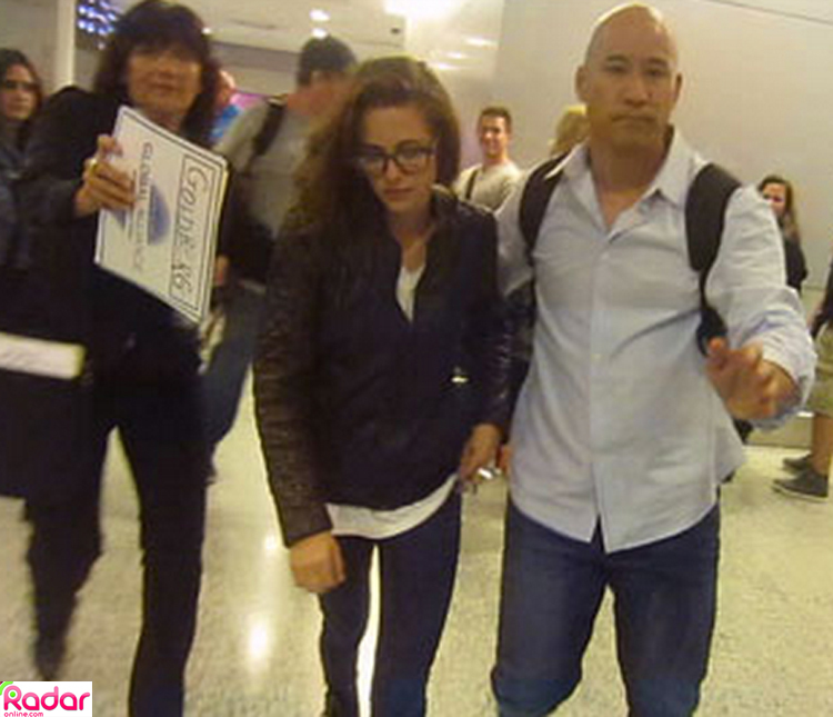 Usando camiseta de Robert Pattinson, Kristen Stewart é flagrada desembarcando em Toronto
