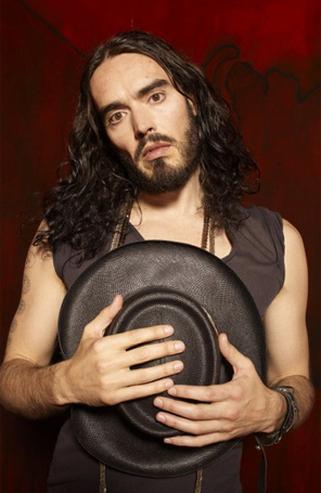 Russell Brand diz que <i>affair</i> com ex-<i>Spice</i> renderá <i>shows</i> de comédia
