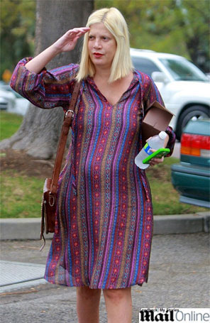 Tori Spelling é fotografada pela primeira vez uma semana após dar à luz