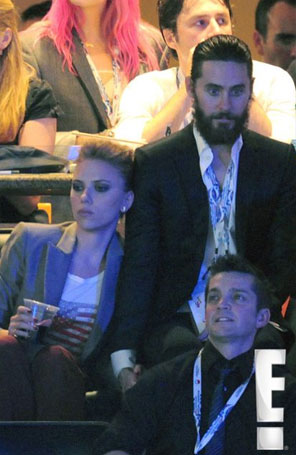 Scarlett Johansson aparece à vontade ao lado de Jared Leto em convenção