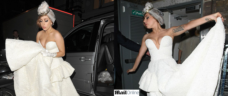 Lady Gaga usa vestido de noiva para ir à uma balada em Londres