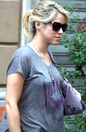 Shakira usa blusa larga e alimenta rumores de gravidez