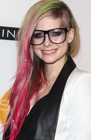 Avril Lavigne muda mais uma vez o visual e abusa de cores
