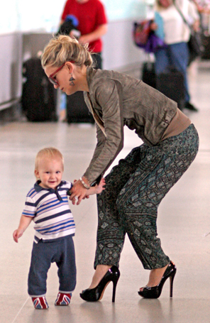 Kate Hudson ajuda o filho a andar