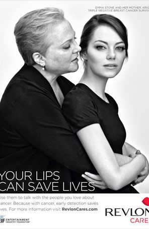 Emma Stone posa com a mãe em campanha