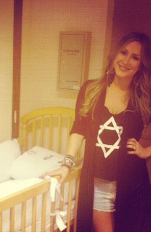 Claudia Leitte exibe berço do caçula no camarim de <i>The Voice Brasil</i>