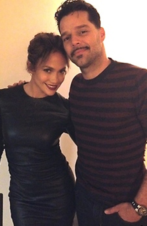 Jennifer Lopez assiste a peça de Ricky Martin