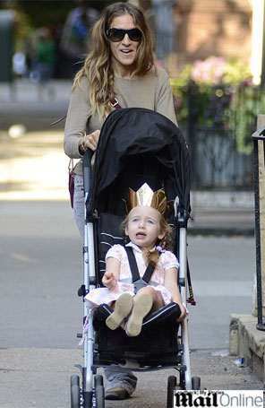 Filha de Sarah Jessica Parker usa uma coroa de ouro para passeio