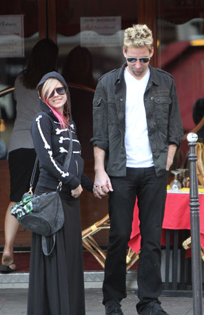 Avril Lavigne passeia com o noivo por Paris