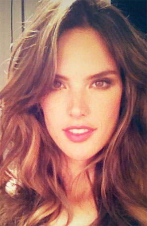 Alessandra Ambrósio parabeniza mamãe Adriana Lima pela chegada de Sienna