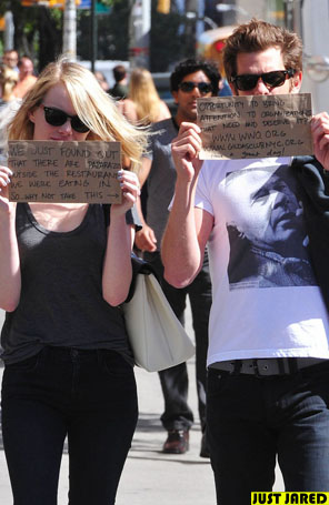 Emma Stone e Andrew Garfield usam <i>paparazzi</I> para pedir doações