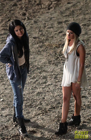 Ashley Tisdale encontra Selena Gomez em <i>set</i> de filmagens