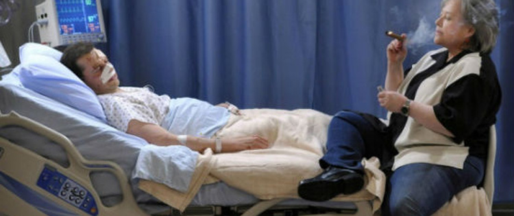 Kathy Bates agradece Charlie Sheen ao receber <i>Emmy</i> por papel dele em <i>Two and a Half Men</i>