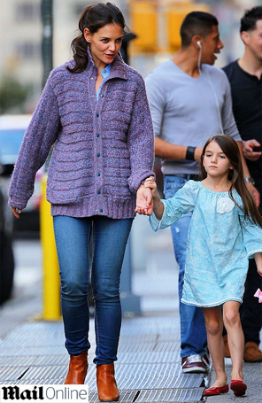 Katie Holmes passeia com Suri Cruise em Nova York